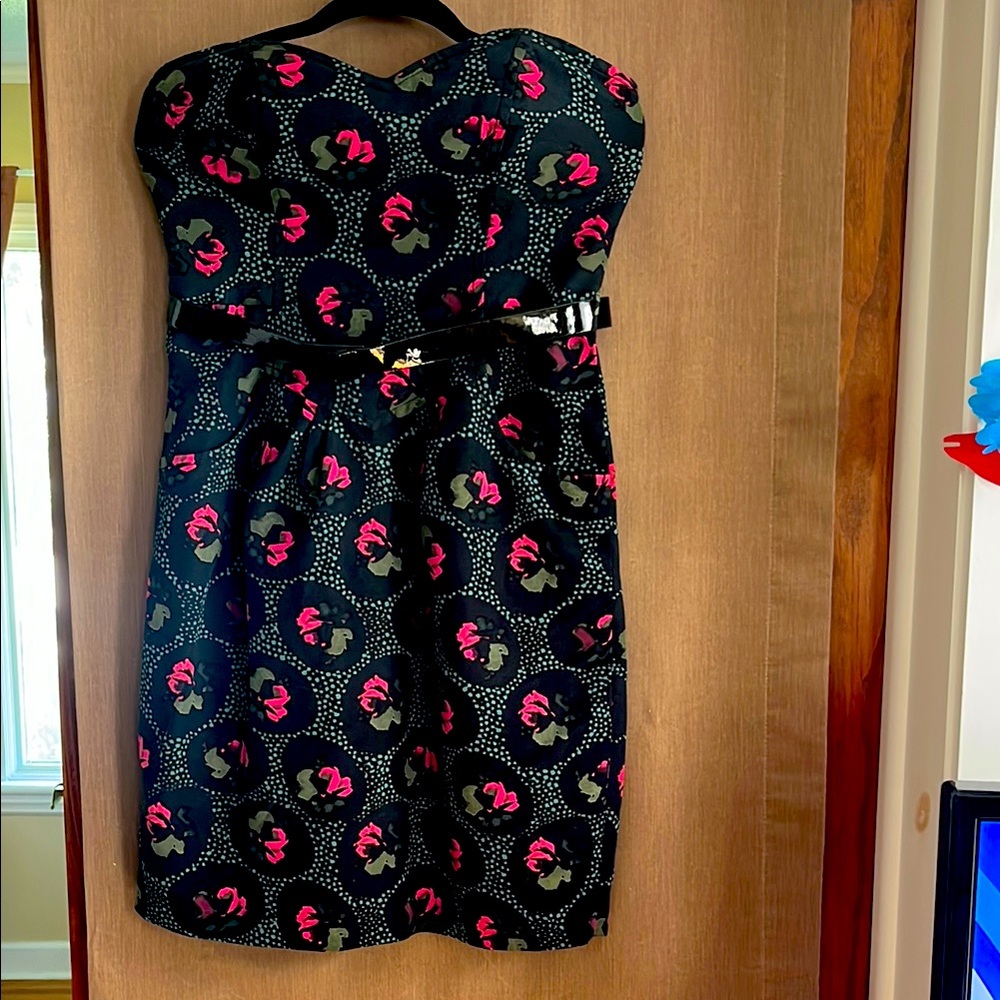 Chic Strapless Dress with Black and Pink Pattern